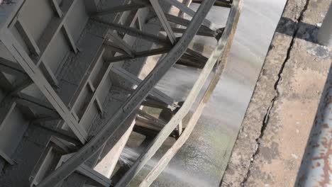 primer plano del agua que fluye a través de un mecanismo de puerta en una presa en el río guadalquivir
