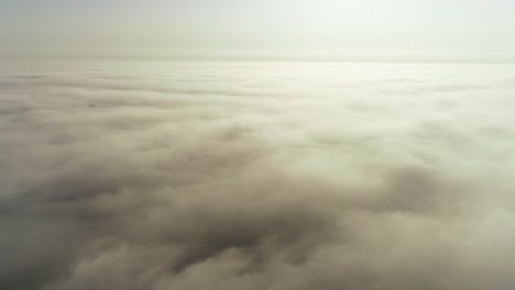 vuelo sobre las nubes en la hora dorada de la mañana