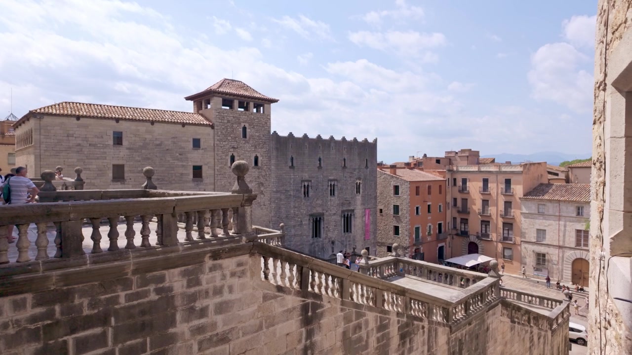 Architettura medievale in pietra e scale nella cattedrale di Girona, Spagna