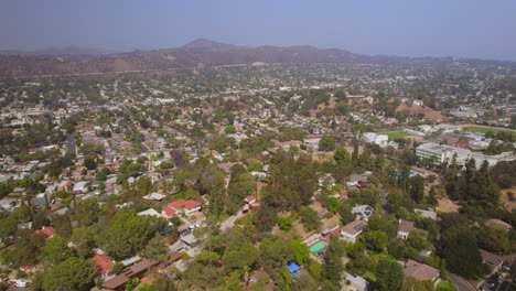 casas de sobrevuelo aéreo en el barrio de eagle rock en los ángeles, california en un hermoso día