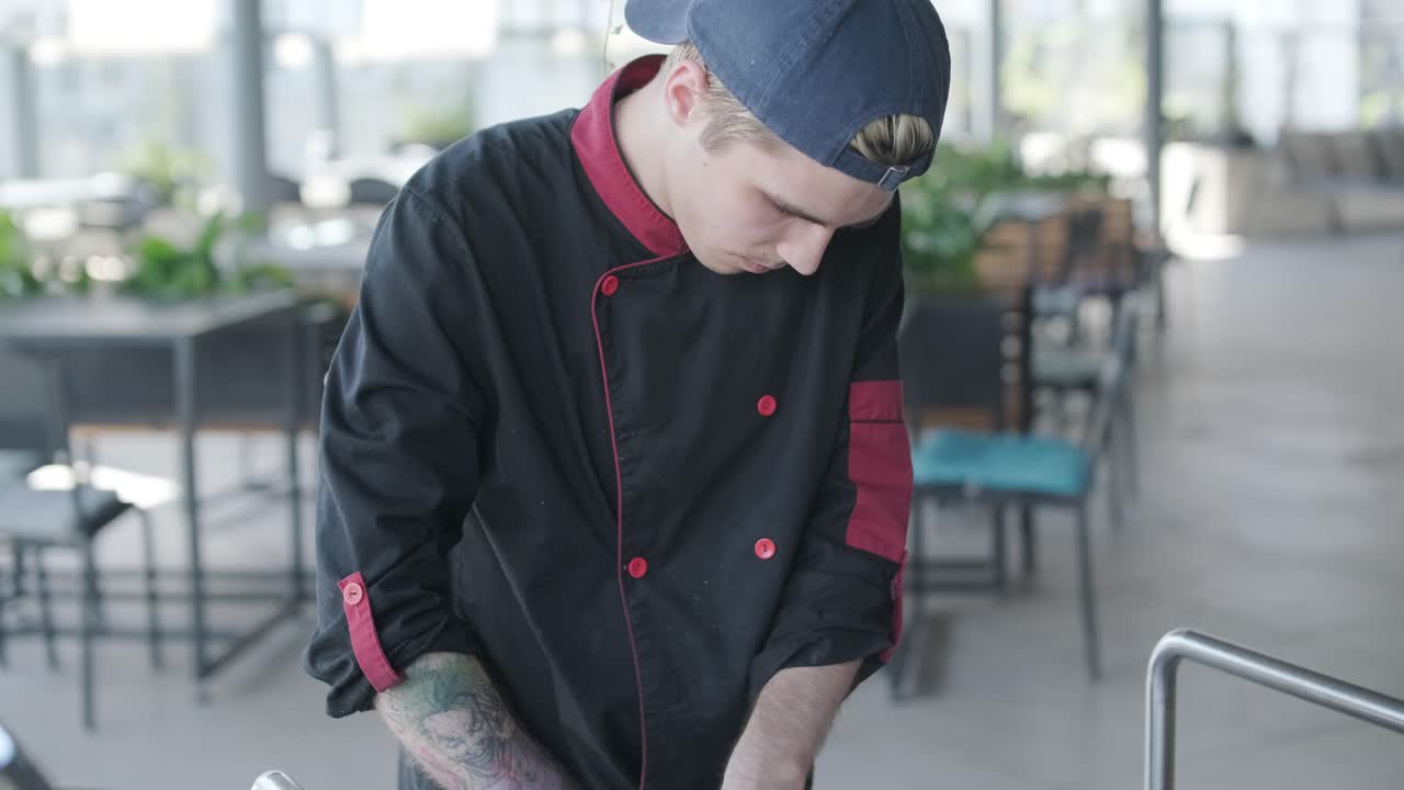 chef asando hamburguesas en la parrilla al aire libre