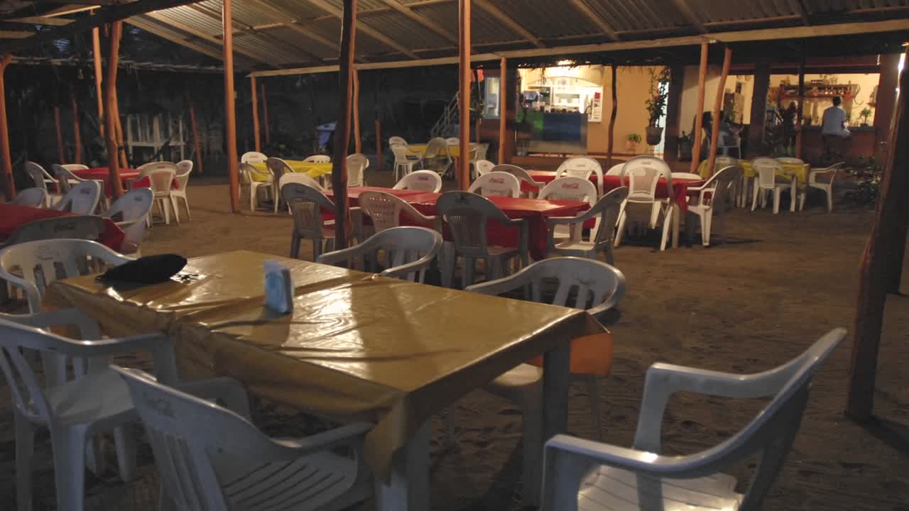 lapso de tiempo de personas cenando al aire libre en la playa de la saladita en guerrero méxico