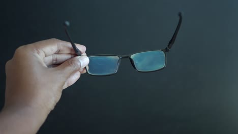 mano con gafas rotas