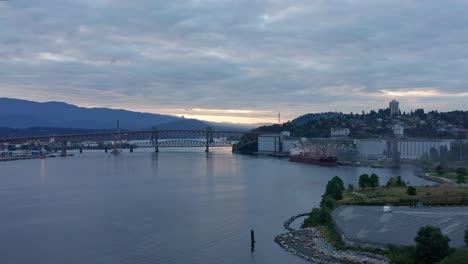Abenddämmerung-über-Der-Vancouver-Skyline-Bridge-Aus-Der-Luft---Vancouver-British-Columbia,-Kanada