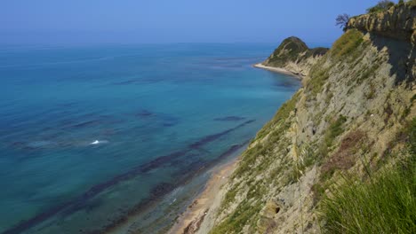 Hügel-Des-Kaps-Mit-Scharfen-Hängen,-Umgeben-Von-Blauem-Türkisfarbenem-Meerwasser-An-Der-Mittelmeerküste