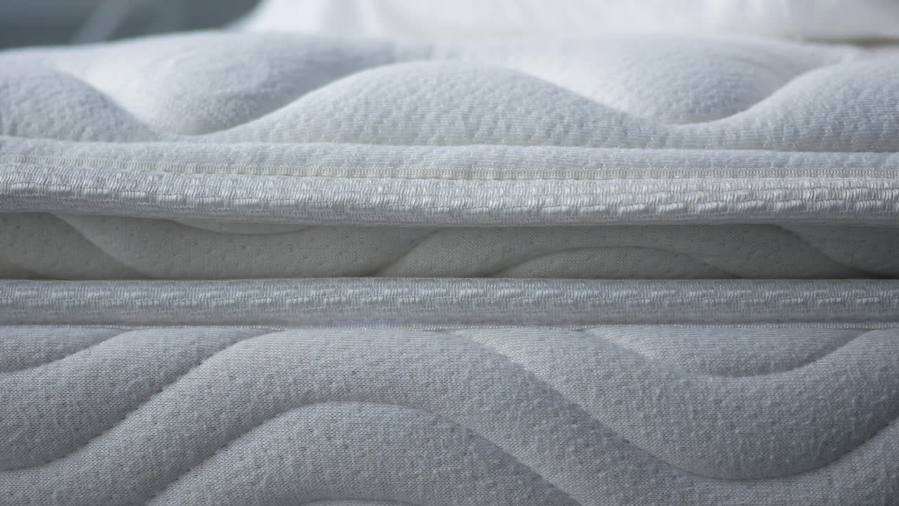 primer plano de un colchón blanco