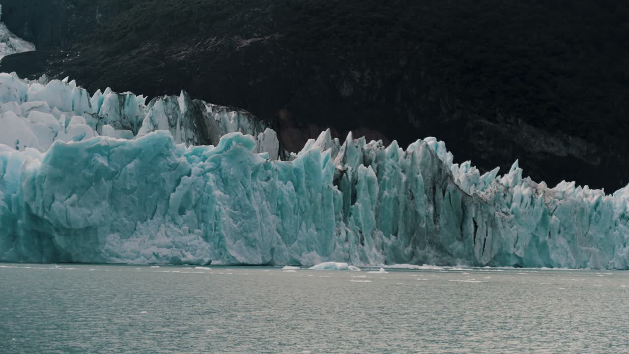 아르헨티나 산타크루즈의 로스 글래시어스 국립공원 (los glaciares national park) 에 있는 아르헨티노 빙하 호수 (lake argentino) 의 빙하 형태