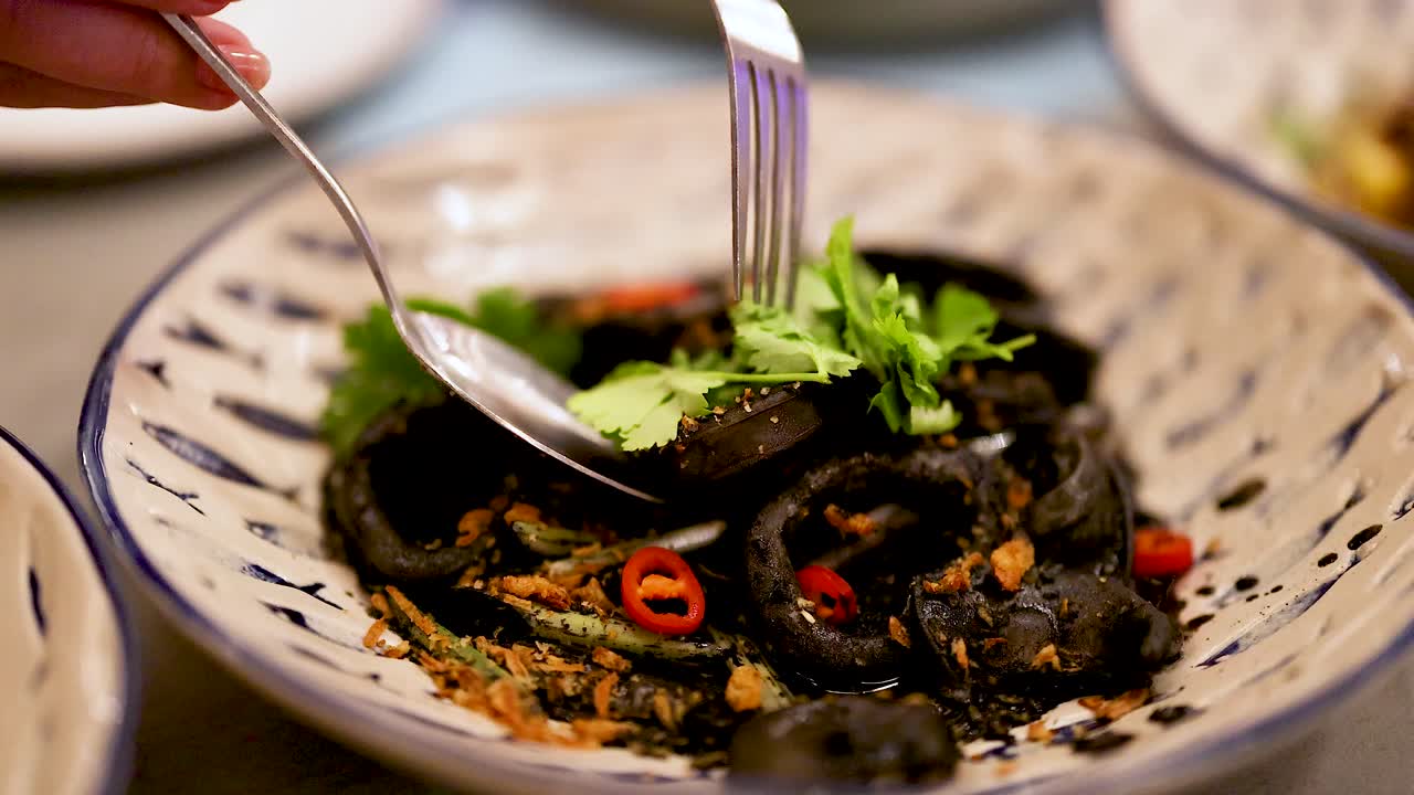 맛있는 오징어 요리가 제공되고 즐기고 있습니다.