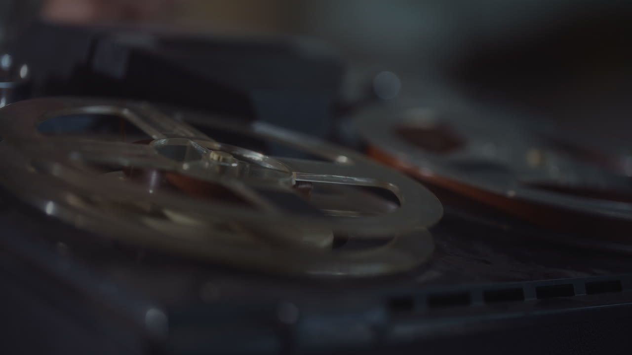 шпион слушает скрытые записи.