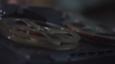 el espía escucha grabaciones discretas.