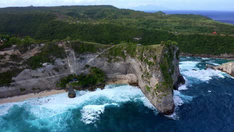 Massive-Rock-Mountains-And-Foamy-Waves-At-Diamond-Beach,-Nusa-Penida-Islands,-Bali-Indonesia