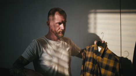 hombre eligiendo ropa del armario