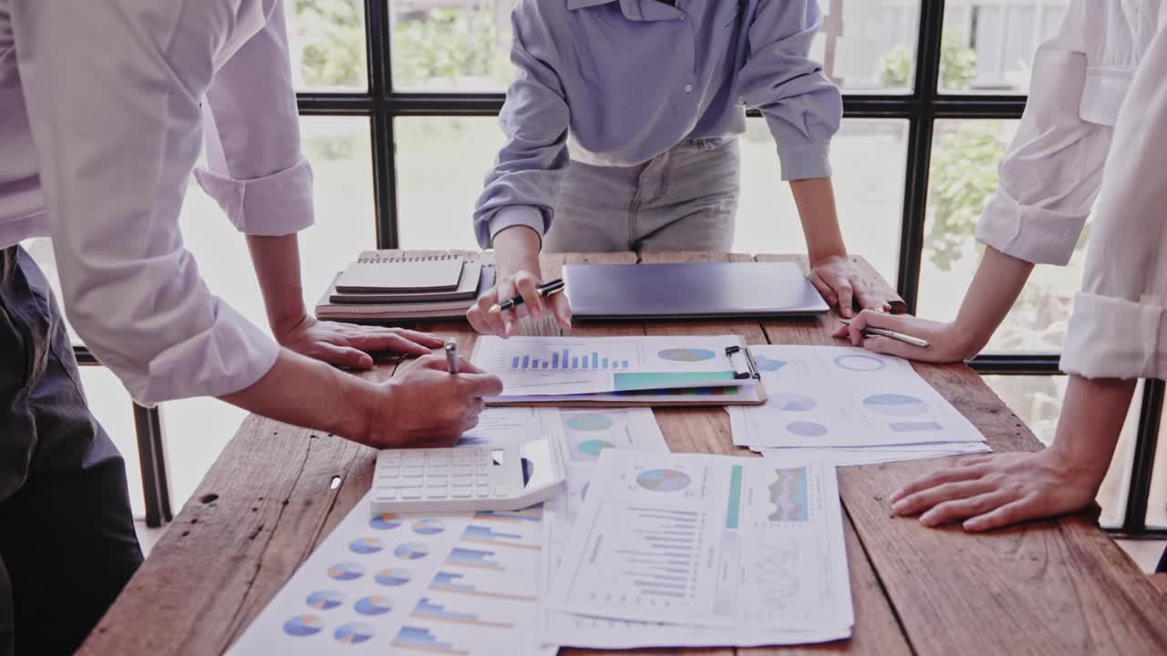 joven creativo tormenta de ideas de negocios reunión planificación de negocios idea de diseño