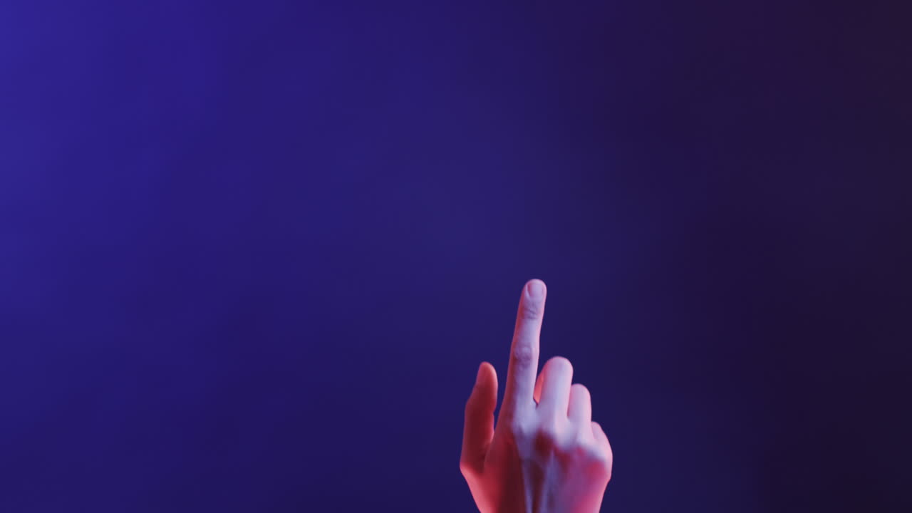 mano de una mujer asiática, pantalla virtual en fondo azul, espacio de copia, cámara lenta