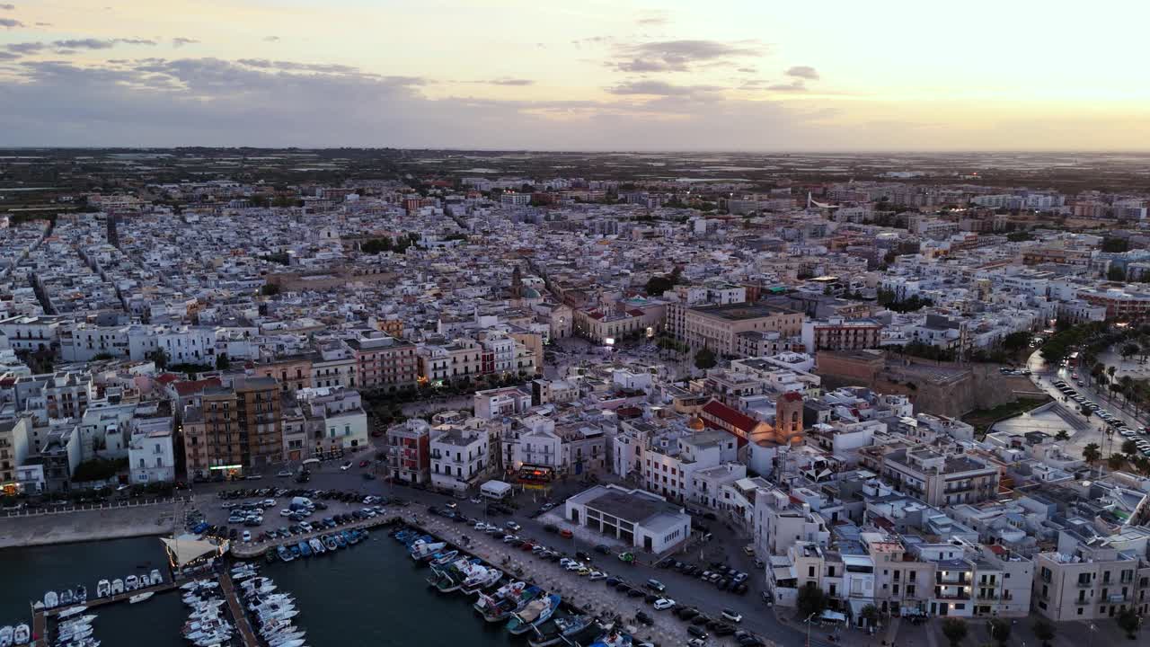 Telhado e marina da cidade de Mola di Bari, vista aérea com drone