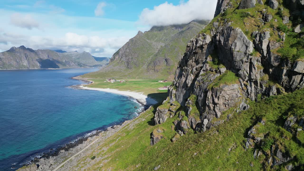 la costa de las islas lofoten y la playa de uttakleiv en noruega - panorámica aérea a la izquierda