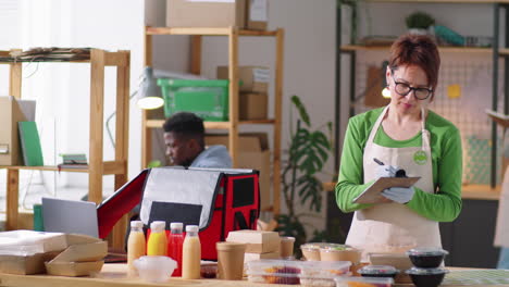 retrato de una trabajadora en la cocina de entrega de alimentos