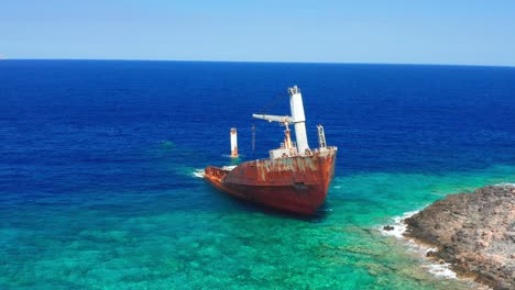toma de establecimiento del naufragio de nordland en el mar paradisíaco, grecia