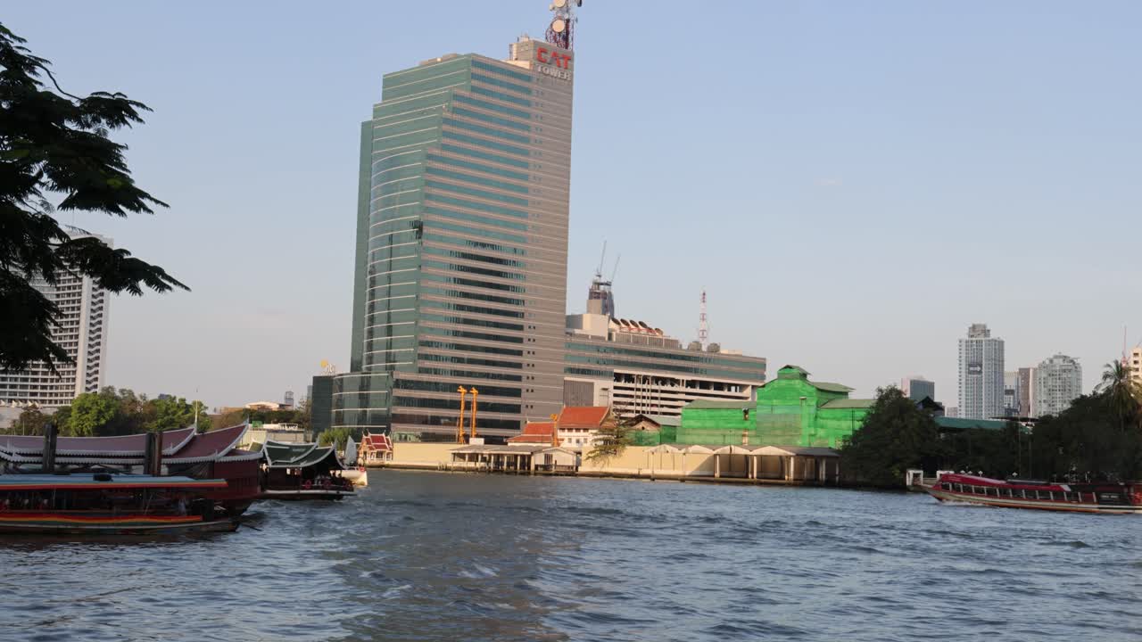 시간이 지남에 따라 강변의 마천루 건설 진행