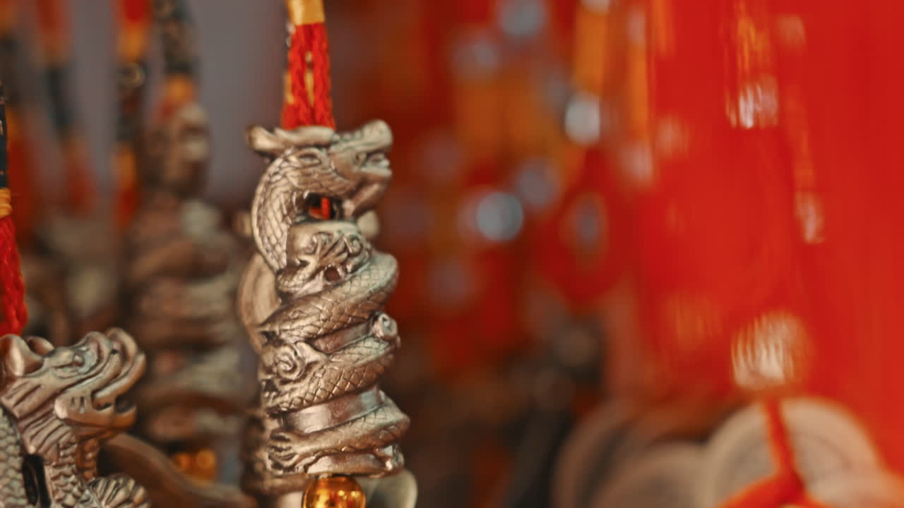 Nærbillede af en kinesisk drageamulet, der hænger i en rød snor