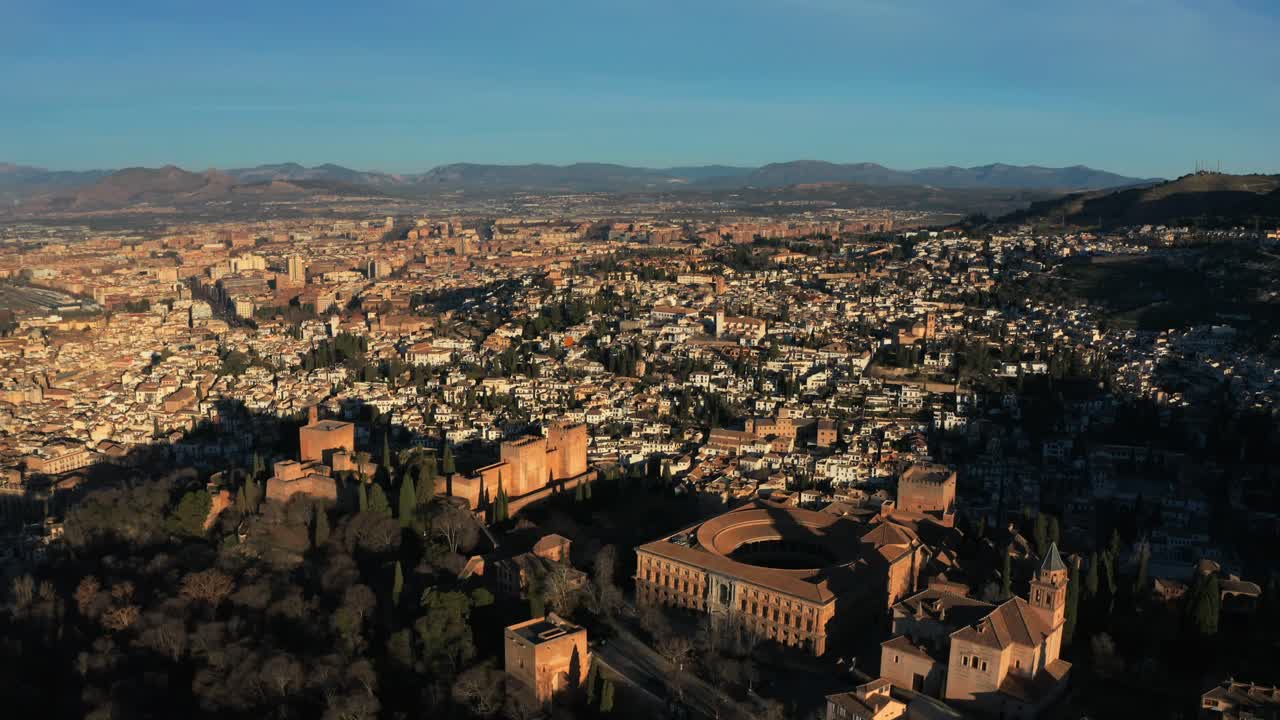 palacio de carlos v y alcazaba de la alhambra en granada, españa en un día soleado