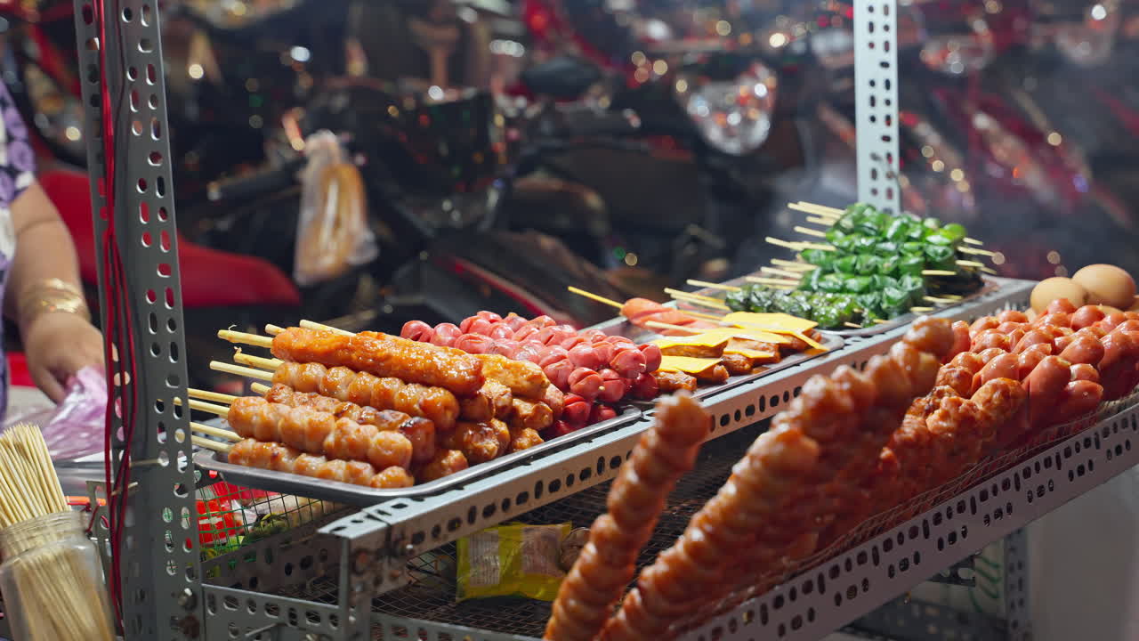 disfrutar de la vista deliciosa de varios pinchos de comida callejera a la parrilla chisporroteando en la parrilla, con humo y fuego añadiendo al ambiente