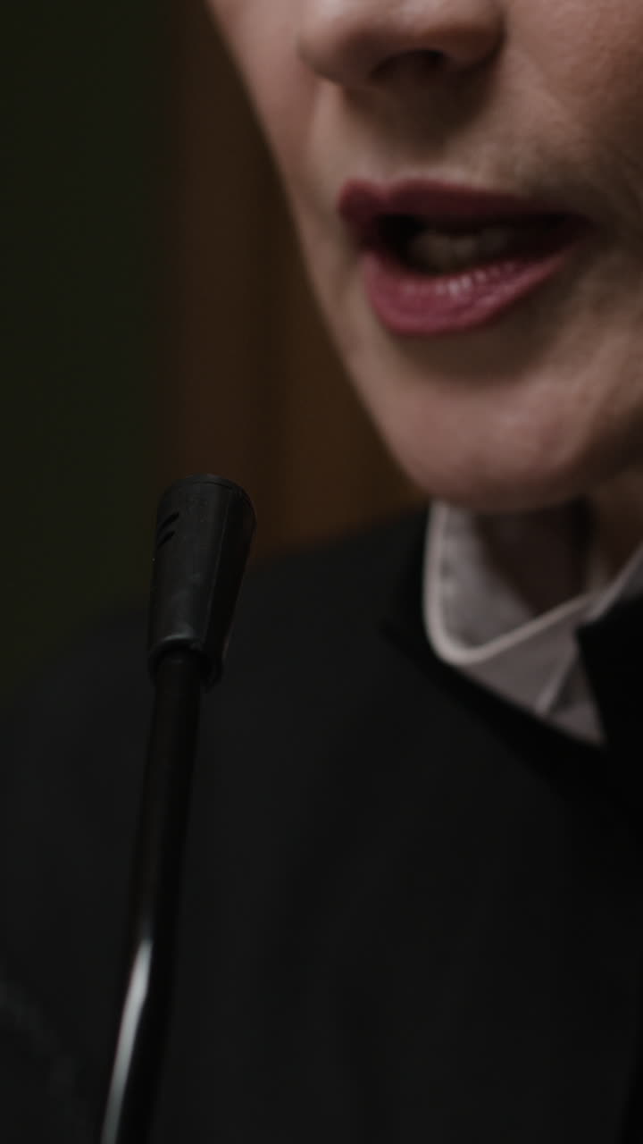 여성 이 마이크 로 말 하고 있다