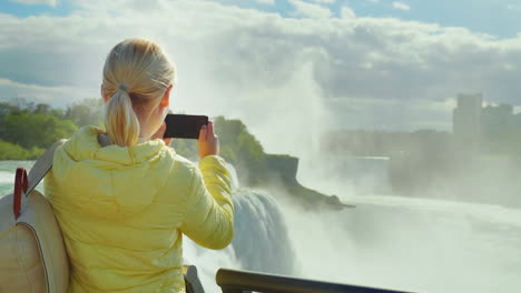 turista toma fotos de las cataratas del niágara