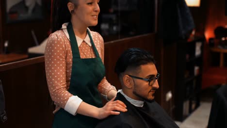 Hombre-Atractivo-En-La-Barbería