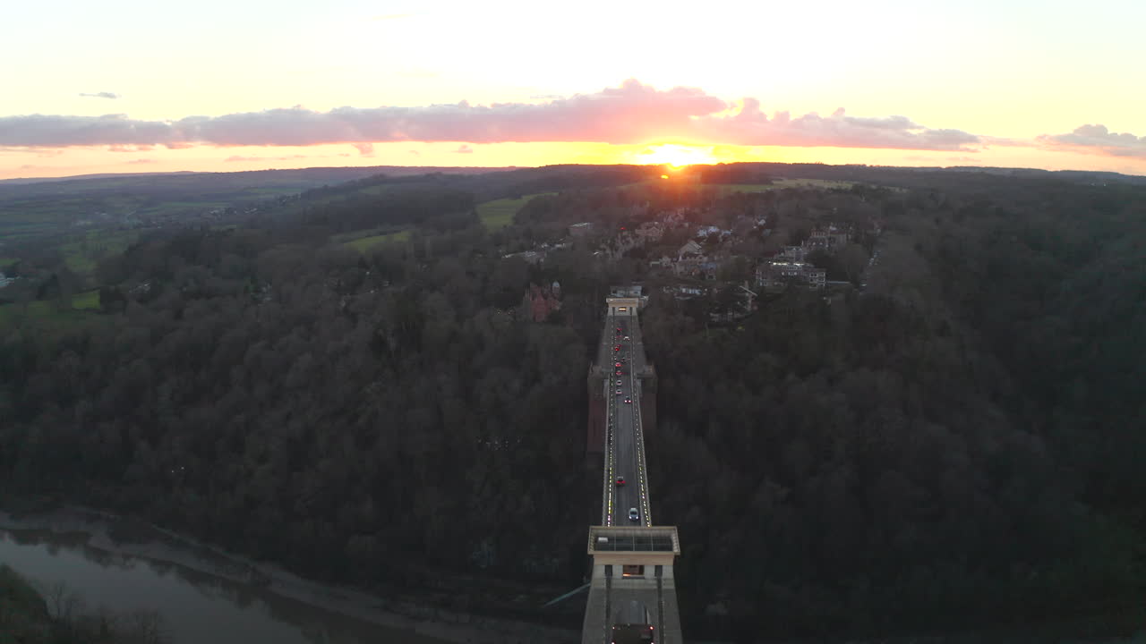 tirando de la toma aérea del puente colgante de clifton en la ciudad de bristol en el río avon al atardecer