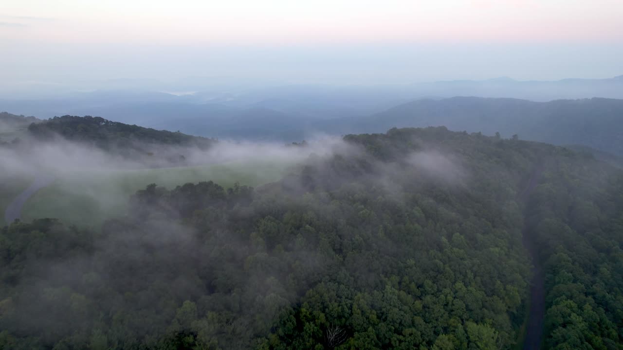 분 근처의 블루 릿지와 애팔래치아 산맥의 산꼭대기에 걸려 있는 낮은 안개