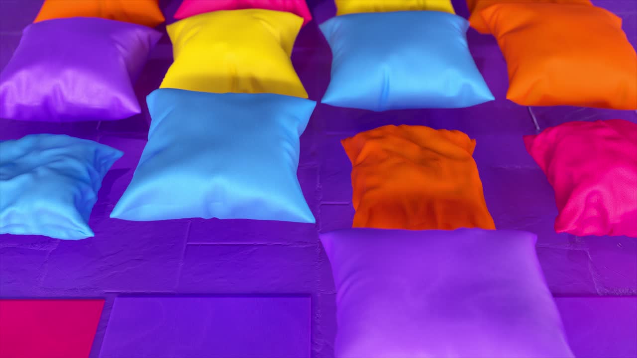 almohadas coloridas en una superficie púrpura