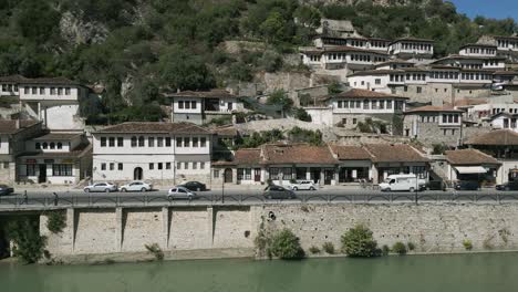 Toma-Aérea-De-Mangalem,-Parte-Antigua-De-Berat-Con-Grandes-Edificios-De-Ventanas