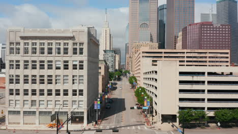 Vista-Desde-El-Dron-Volador-Hacia-Adelante-Sobre-La-Calle-En-El-Centro-De-La-Ciudad-Hacia-Un-Grupo-De-Rascacielos.-Vista-Elevada-Poco-Tráfico-En-La-Carretera.-Dallas,-Texas,-Nosotros