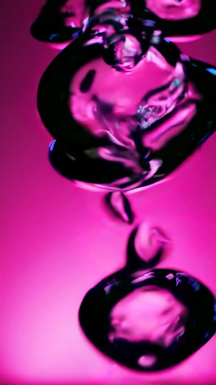 Bolle d'acqua astratte che galleggiano in un liquido rosa vibrante