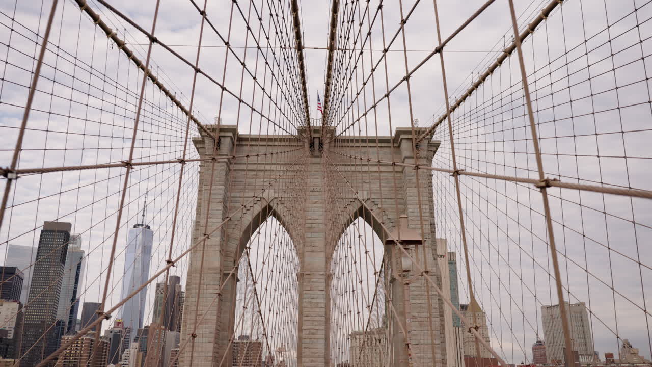 L'iconica Torre e i cavi del Ponte di Brooklyn con lo skyline di New York City