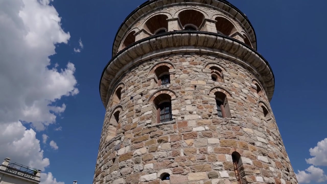 Maestosa Torre di Galata a Istanbul sotto un cielo azzurro limpido
