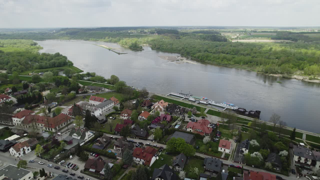 Moderno pontile turistico nel fiume Vistola in Polonia in una giornata parzialmente nuvolosa
