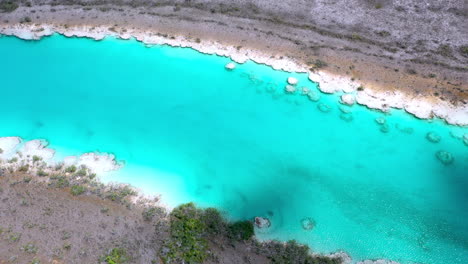 Toma-Cinematográfica-De-Drones-De-Las-Aguas-Azules-Claras-En-Bacalar-Mexico-Con-Sombras-De-Nubes