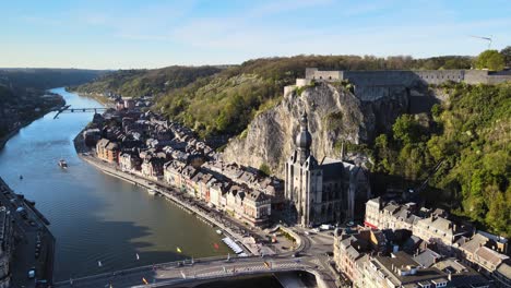 Vista-Aérea-De-Dinant-En-Un-Hermoso-Día-Soleado-En-Wallonia-Belgium-Tracking-Wide-Shot