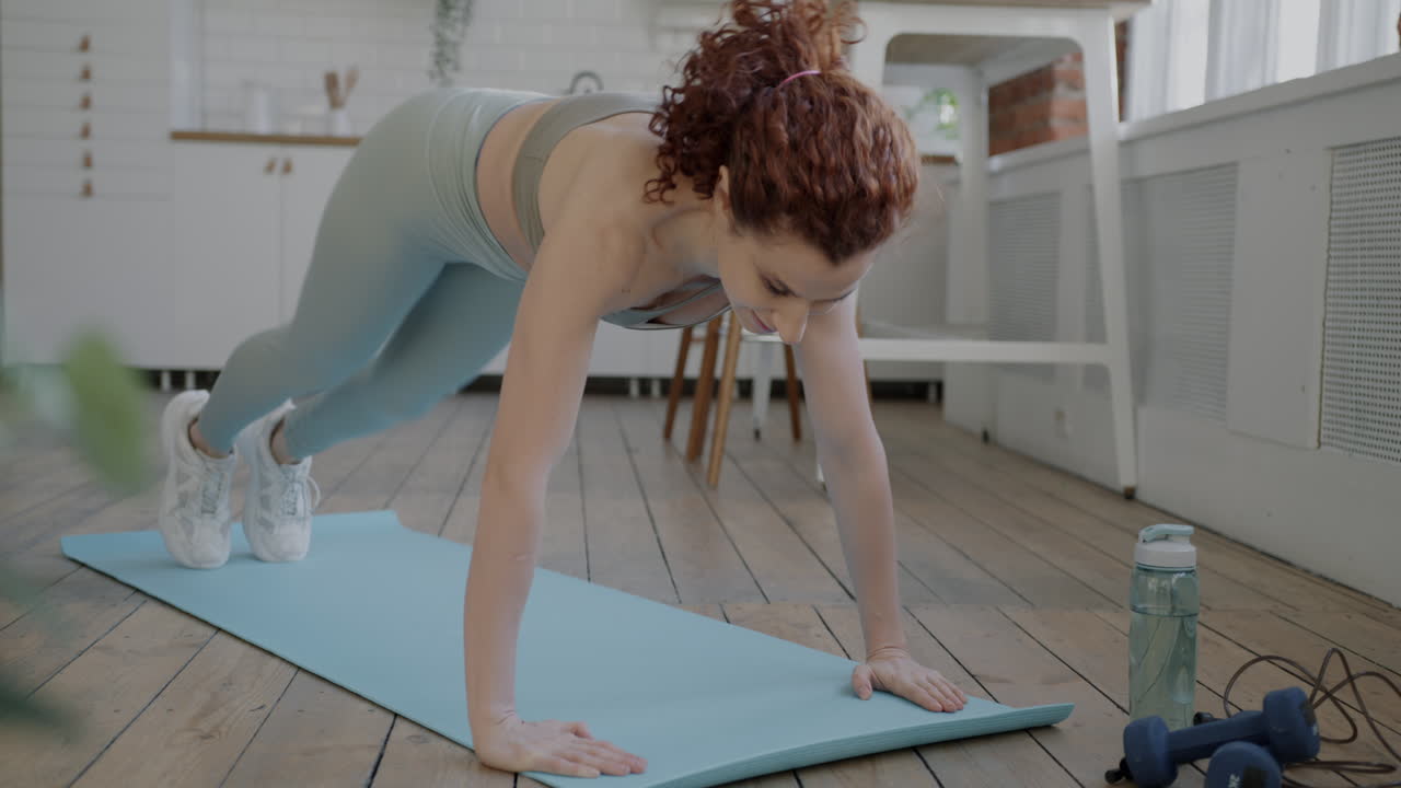 mujer haciendo ejercicio en casa