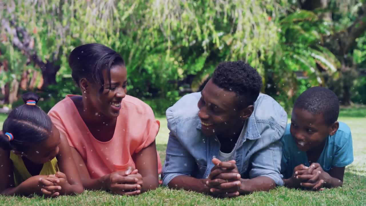 생일 파티에서 행복한 가족 위에  ⁇  반점의 애니메이션