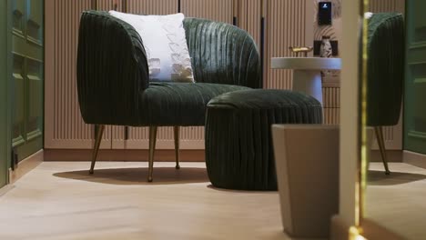 Ein-Einzelnes,-Gemütliches-Sofa-Im-Eleganten-Immobilien-Interieur