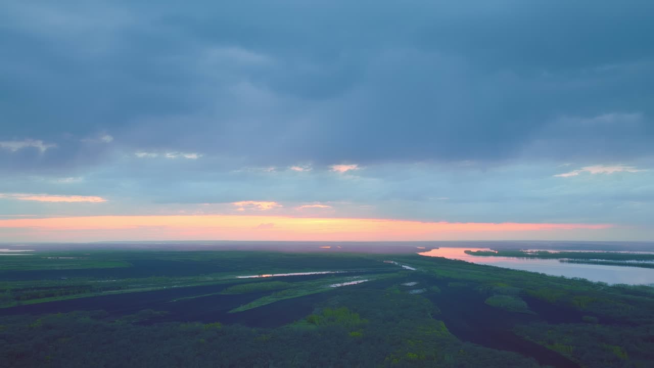 여름에 일출과 함께 시골의 이른 아침의 그림 같은 공중 풍경, 4k, prores