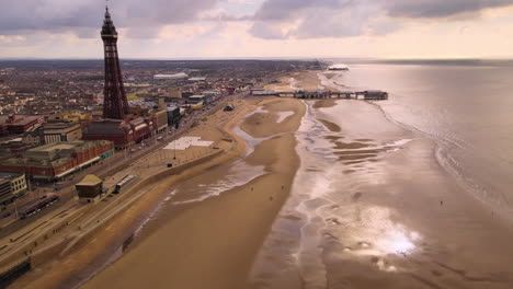 Vista-Aérea-De-La-Torre-De-Blackpool-Y-Del-Paseo-Marítimo-En-La-Zona-Central-De-Blackpool