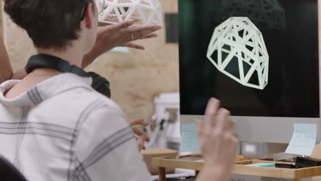 mujeres de negocios creativas ingenieras diseñan cúpula geodésica modelo 3d líder de equipo indio mujer entrenando colega en la oficina moderna de inicio diseñadores exitosos compartiendo proyecto de desarrollo