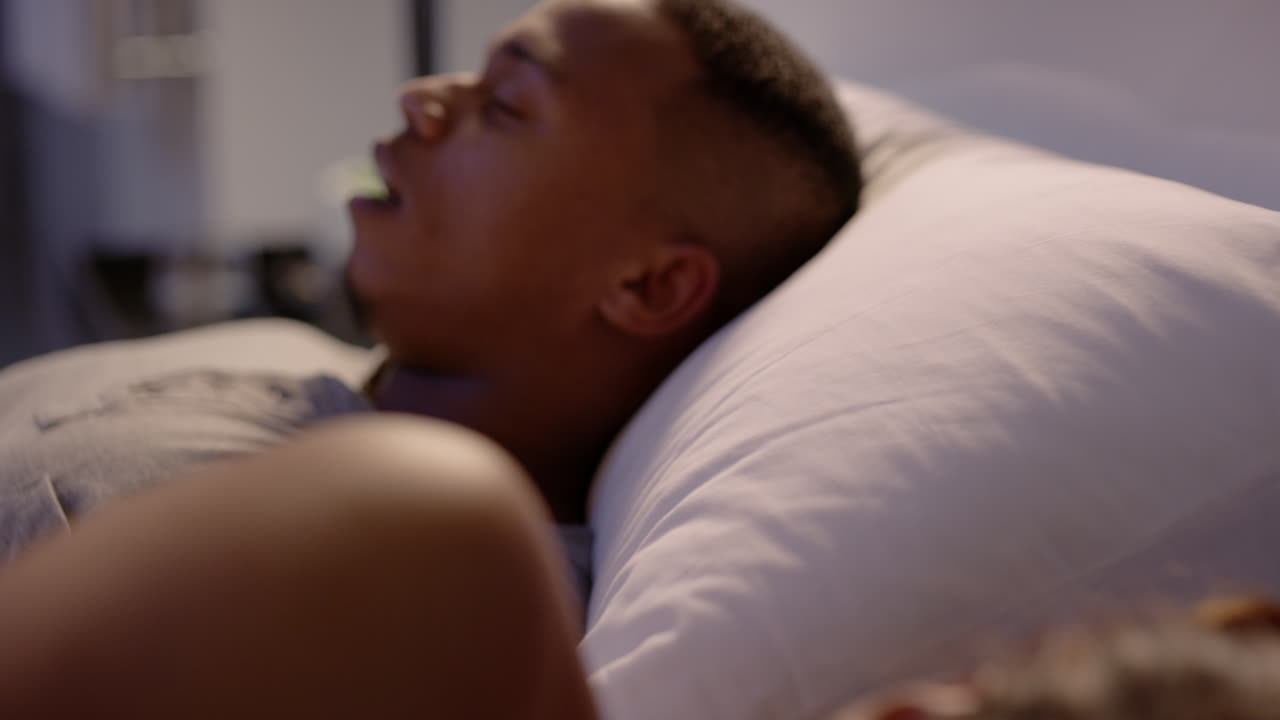 지쳤고, 피곤하고, 걱정된 여자는 잠을 자려고 합니다.