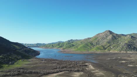 Vista-Pintoresca-Del-Lago-Kaweah,-California,-Después-De-Que-Las-Aguas-De-La-Inundación-Hayan-Retrocedido