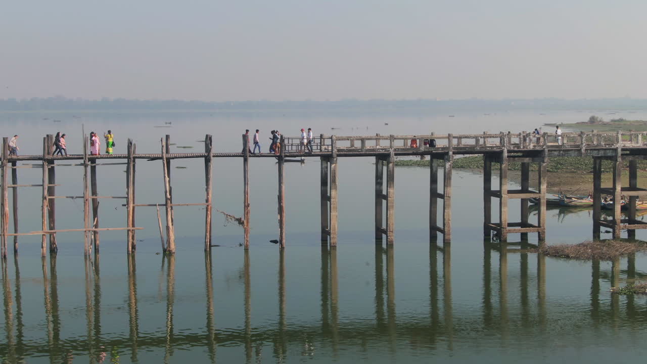 gente caminando por el puente u-bein rural, myanmar, toma aérea