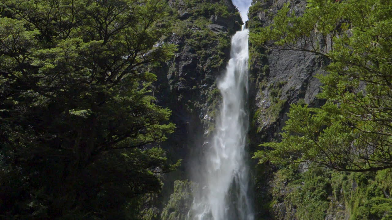 imágenes estáticas en cámara lenta de la cascada de la taza de punch del diablo - arthur's pass, nueva zelanda